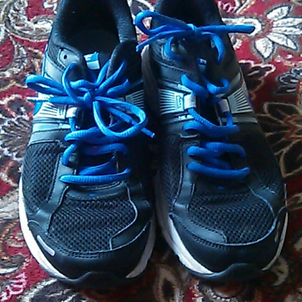 Black and purple Nike Reslon tennis shoes