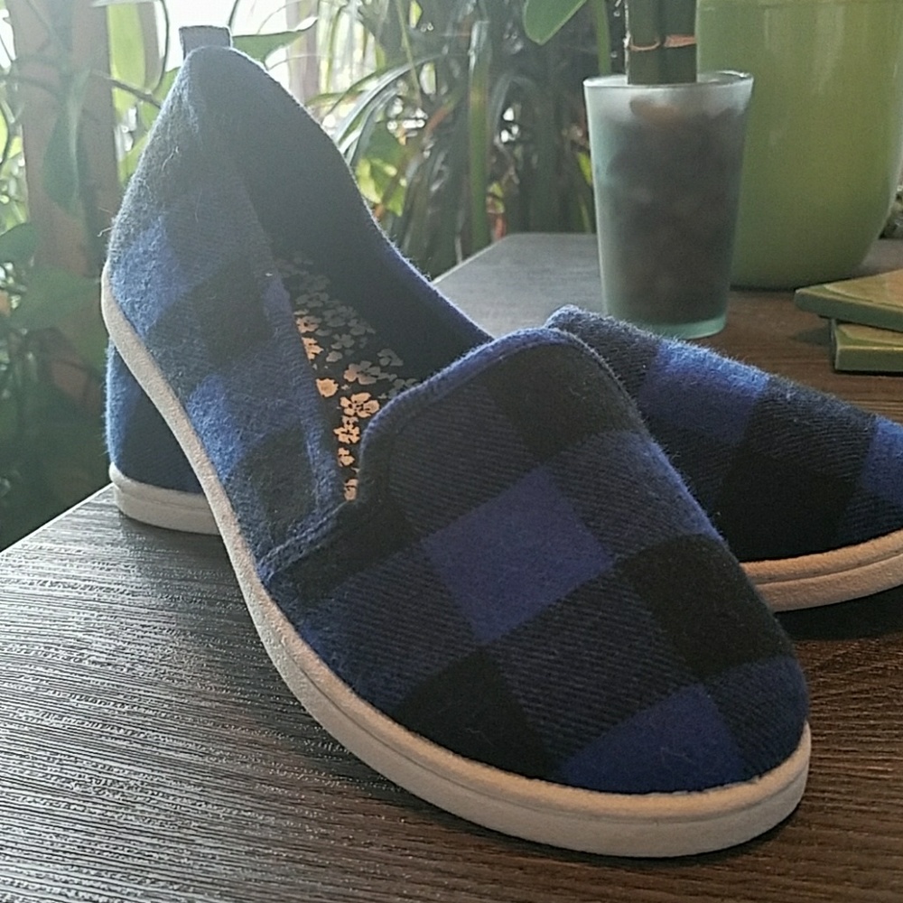 Slip on sneakers