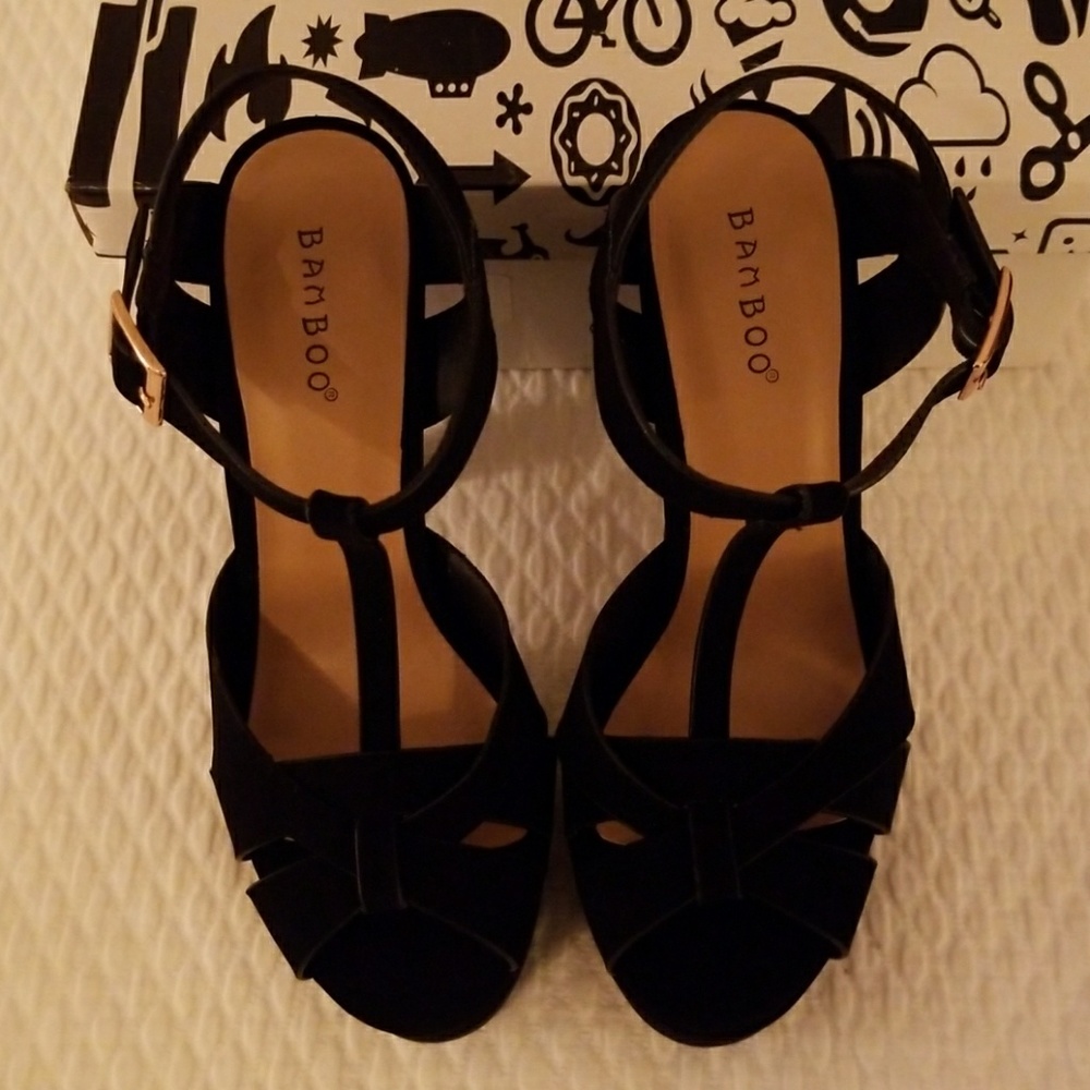 HEELS/SHOES - Picture 2 of 7