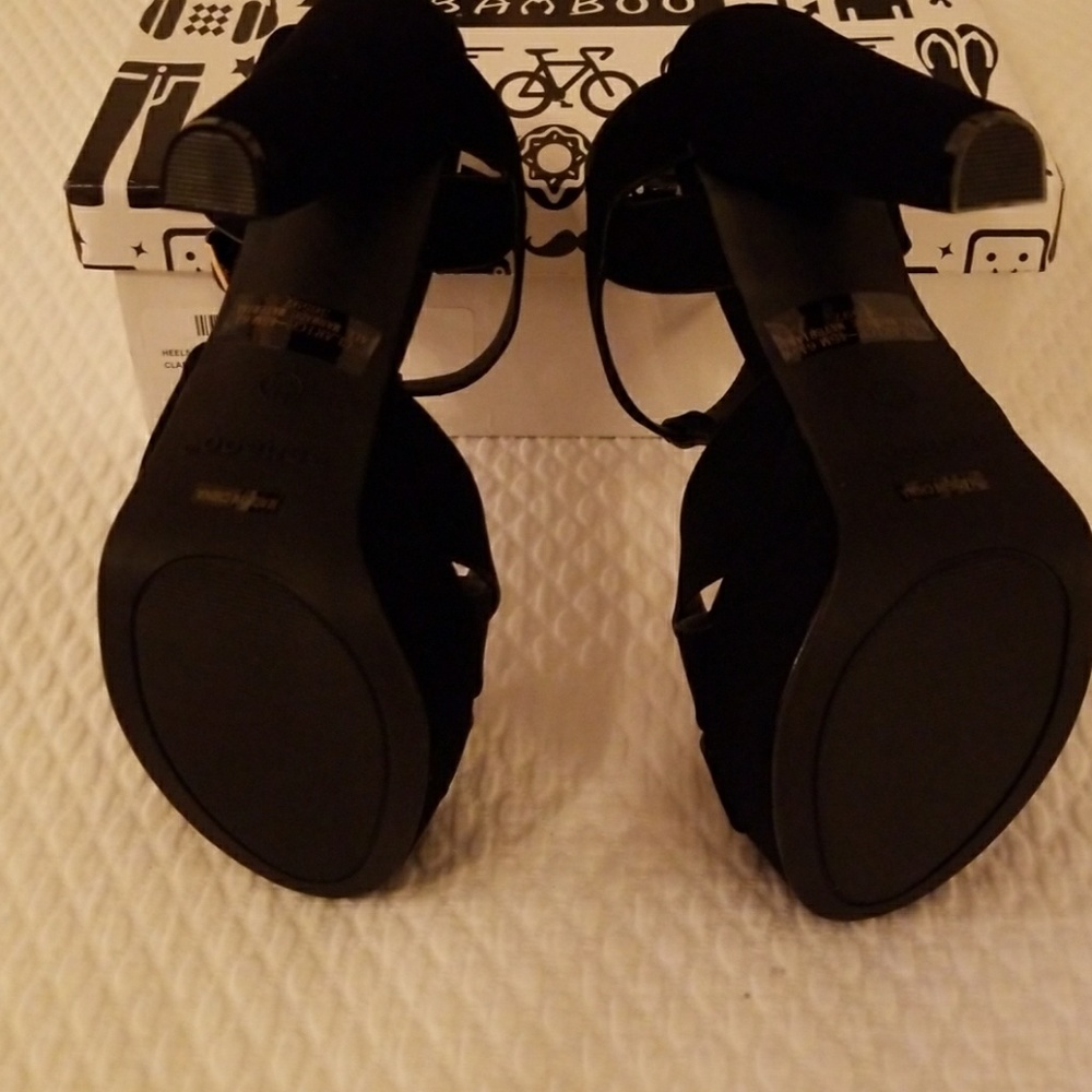 HEELS/SHOES - Picture 3 of 7