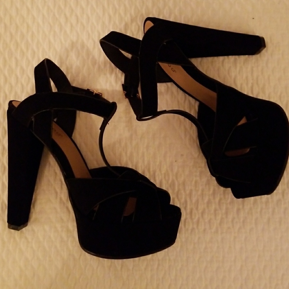 HEELS/SHOES - Picture 4 of 7