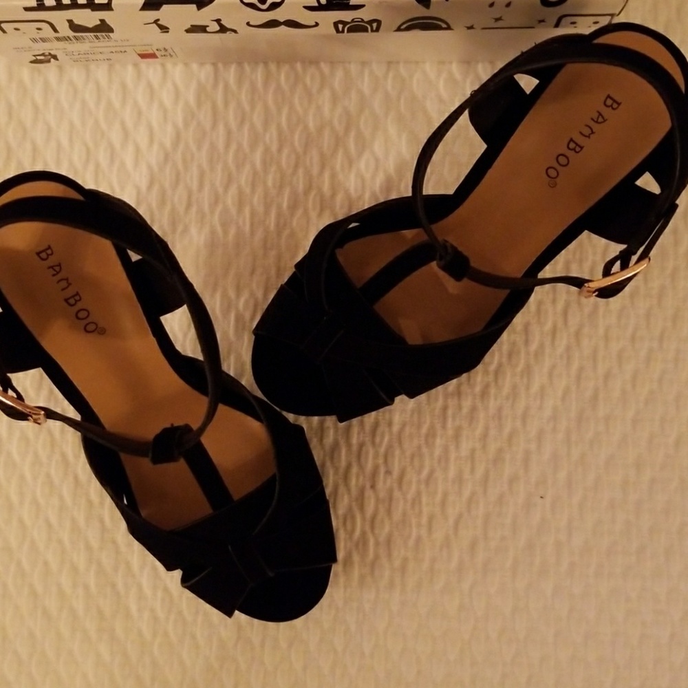 HEELS/SHOES - Picture 5 of 7