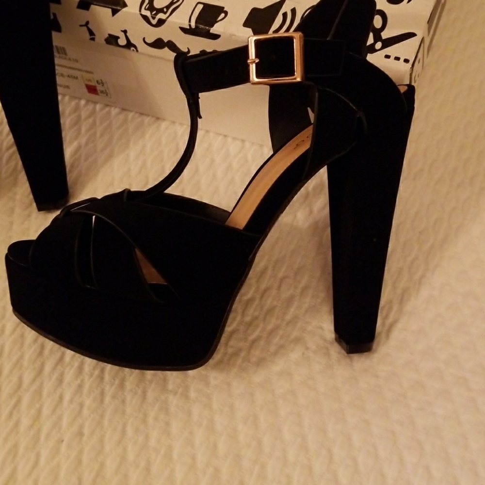 HEELS/SHOES - Picture 6 of 7