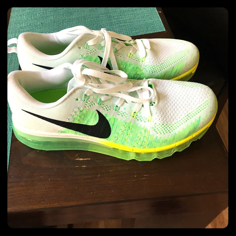 Like new super cute Nike tennis shoes. Worn once!