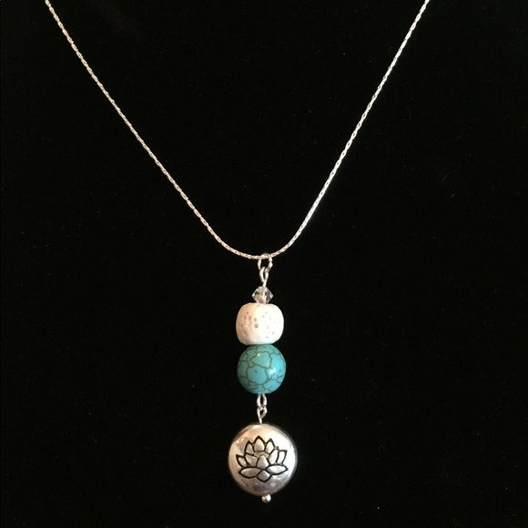 🌺 Diffuser Necklace with White Lava Stone - Picture 2 of 2