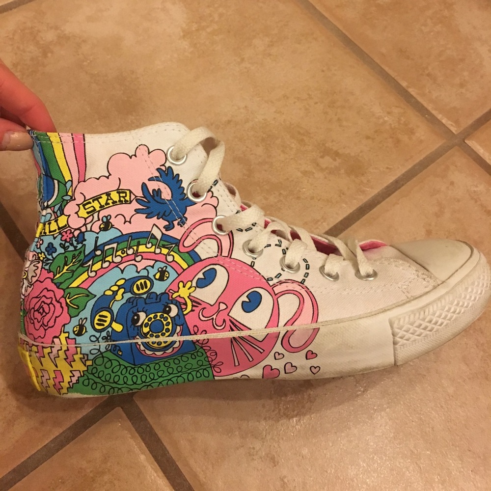 Size 7 Graphic white high top converse