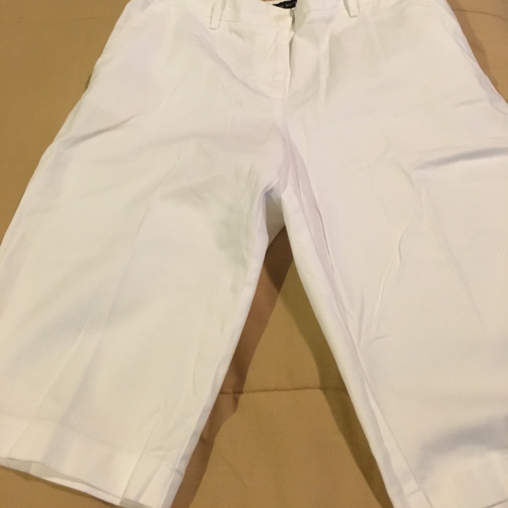 White Bermuda shorts size 10.