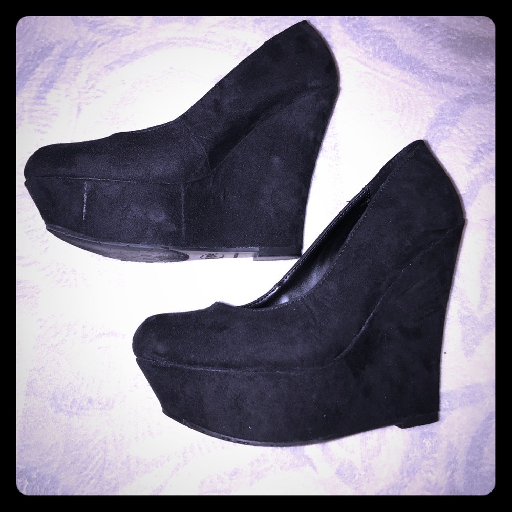 Black suede wedges size 8