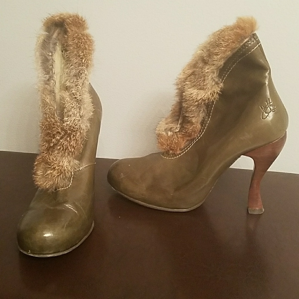 BOOTS WITH THE FUR....Leather and fur ankle bootie