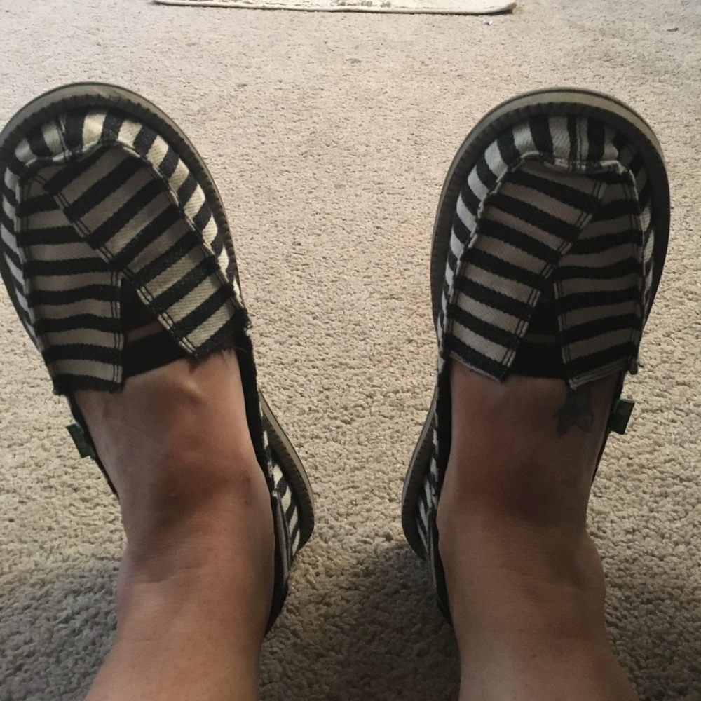 Sanuks black and white striped
