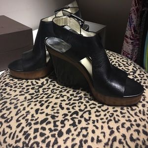 Black and wood wedges