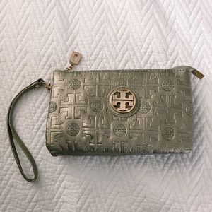 tory burch wristlet