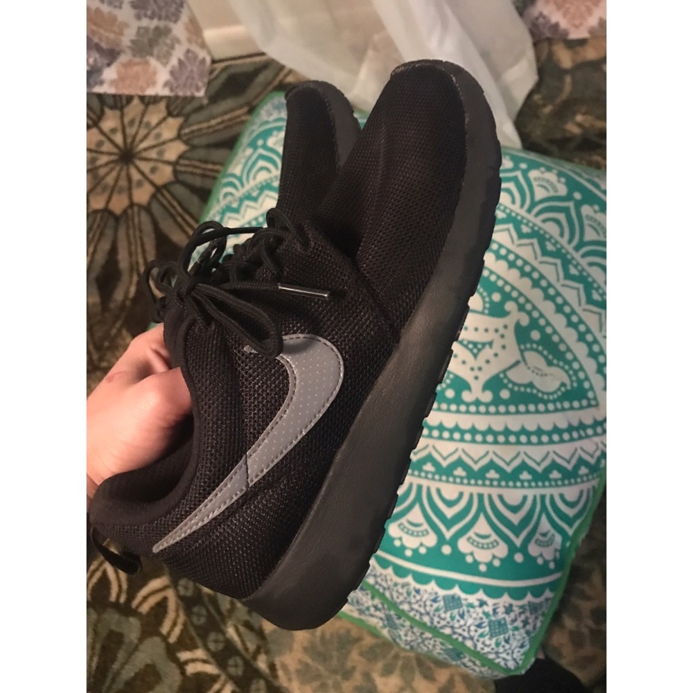 🚨PRICED LOWERED TODAY ONLY🚨 NIKE ROSHE