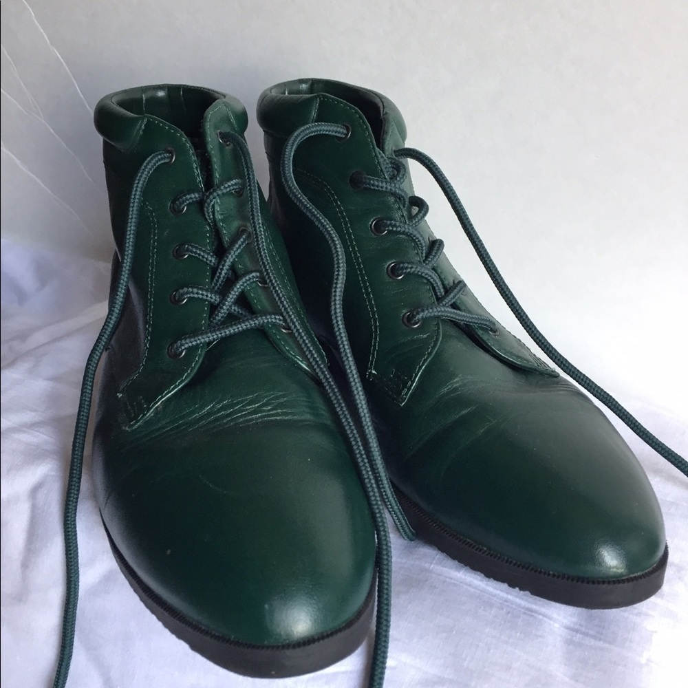 Supe cute Oxford-like green booties