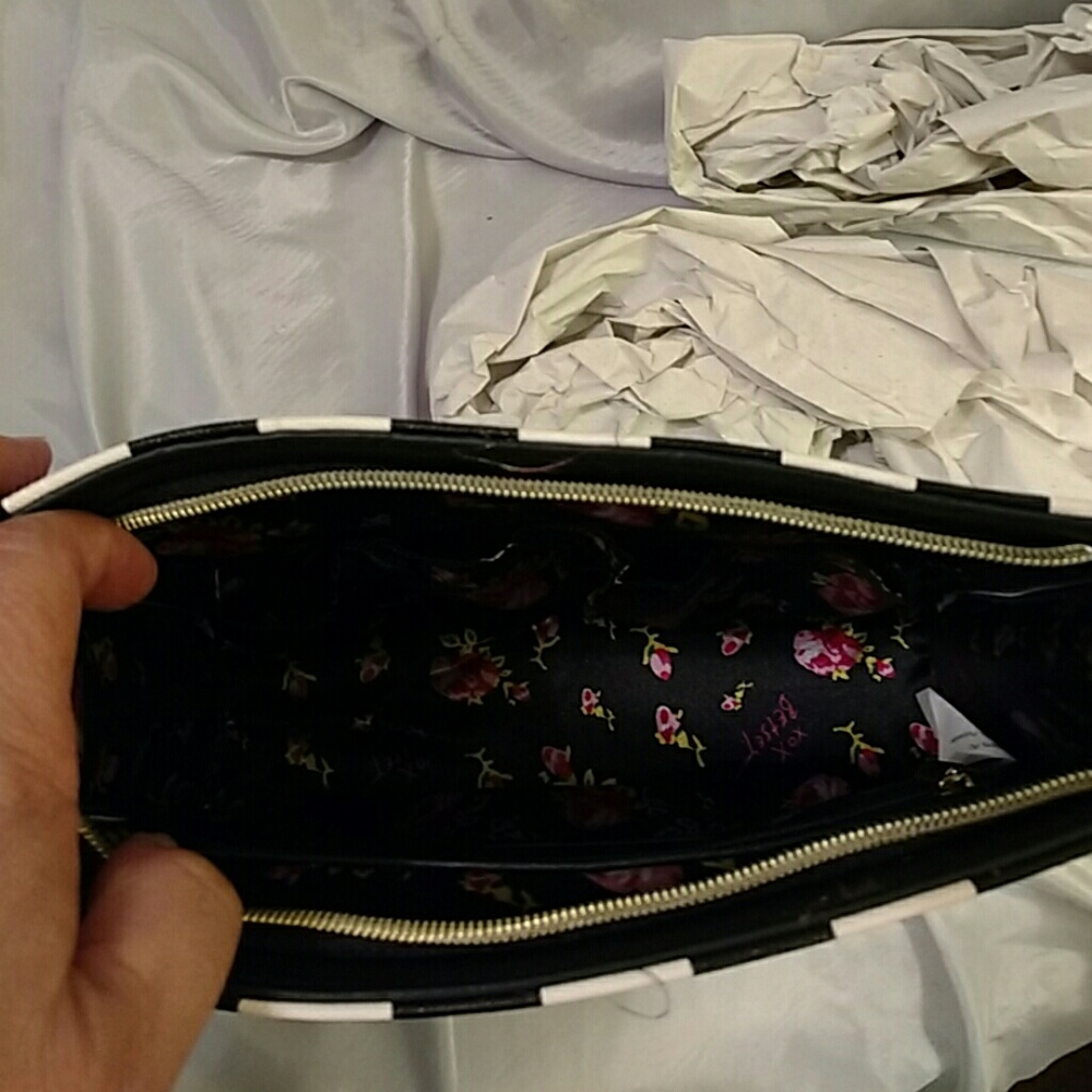 Betsey Johnson cosmetic bag blk wht flower NWT - Picture 6 of 7