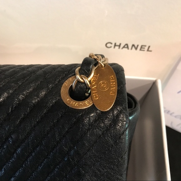 ⭐️SOLD Sorry⭐️ Chanel Chevron Medium Flap - Picture 3 of 7