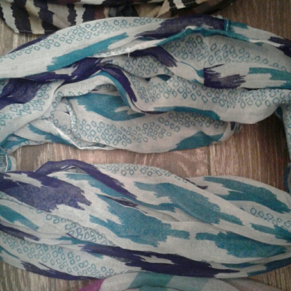 Scarfs - Picture 3 of 4