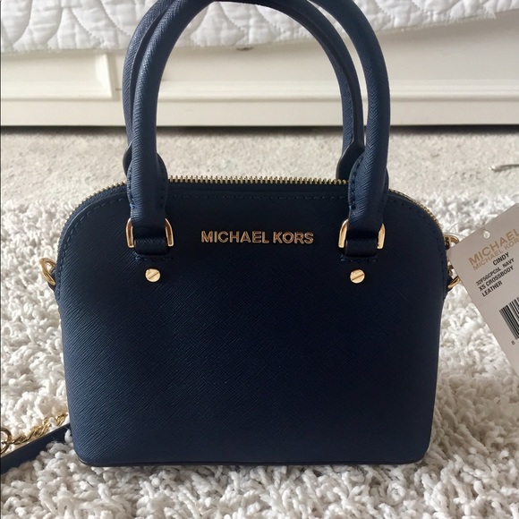 Michael Kors Handbags - NWT Michael Kors Cindy Crossbody