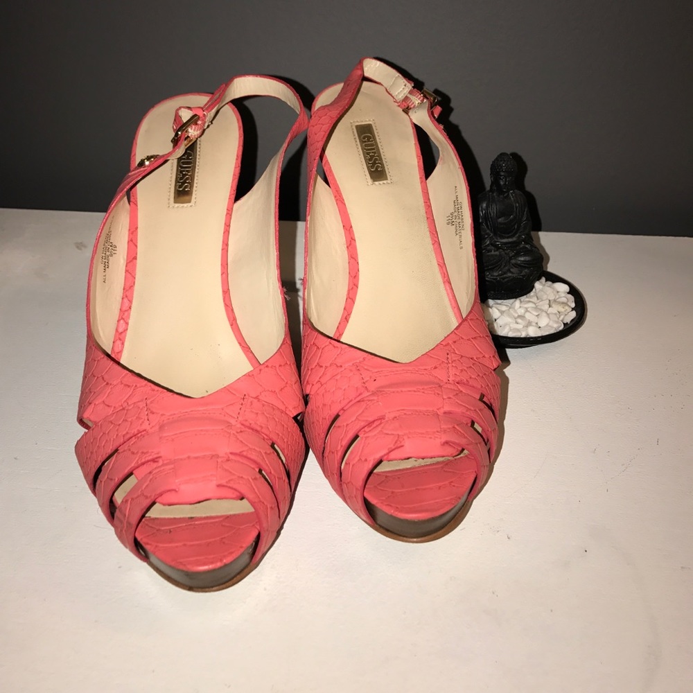 Coral guess pump sandals.
