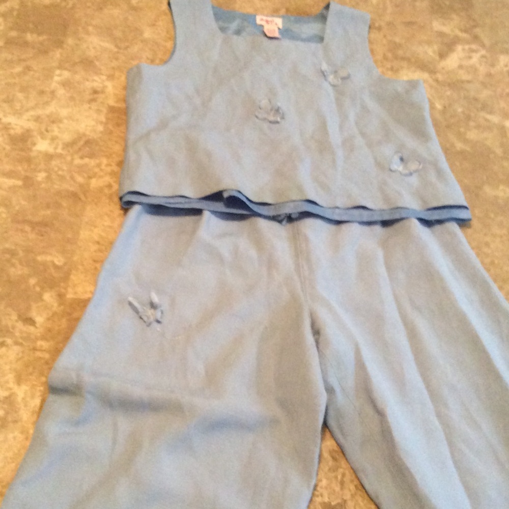 A beautiful 2-piece set of blue and w/ 🦋