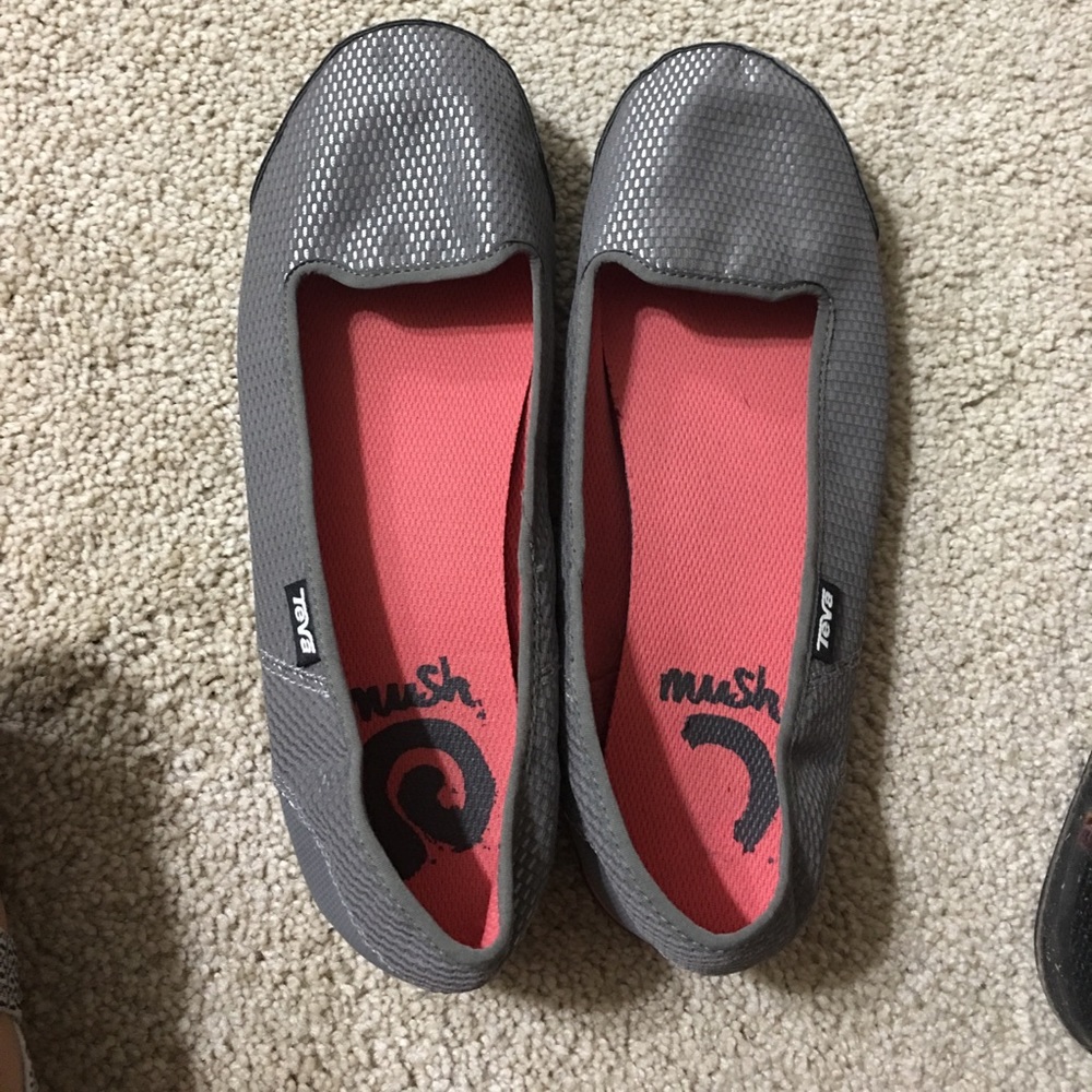 Teva flats