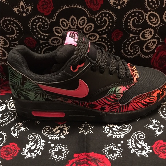 Women's Nike's - Picture 2 of 4