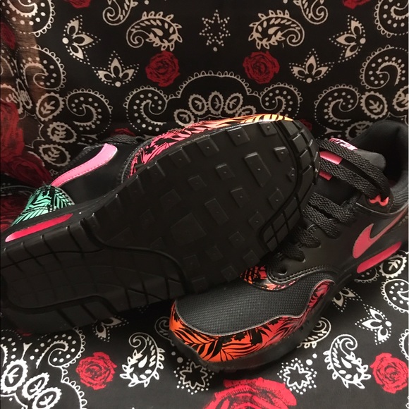 Women's Nike's - Picture 3 of 4