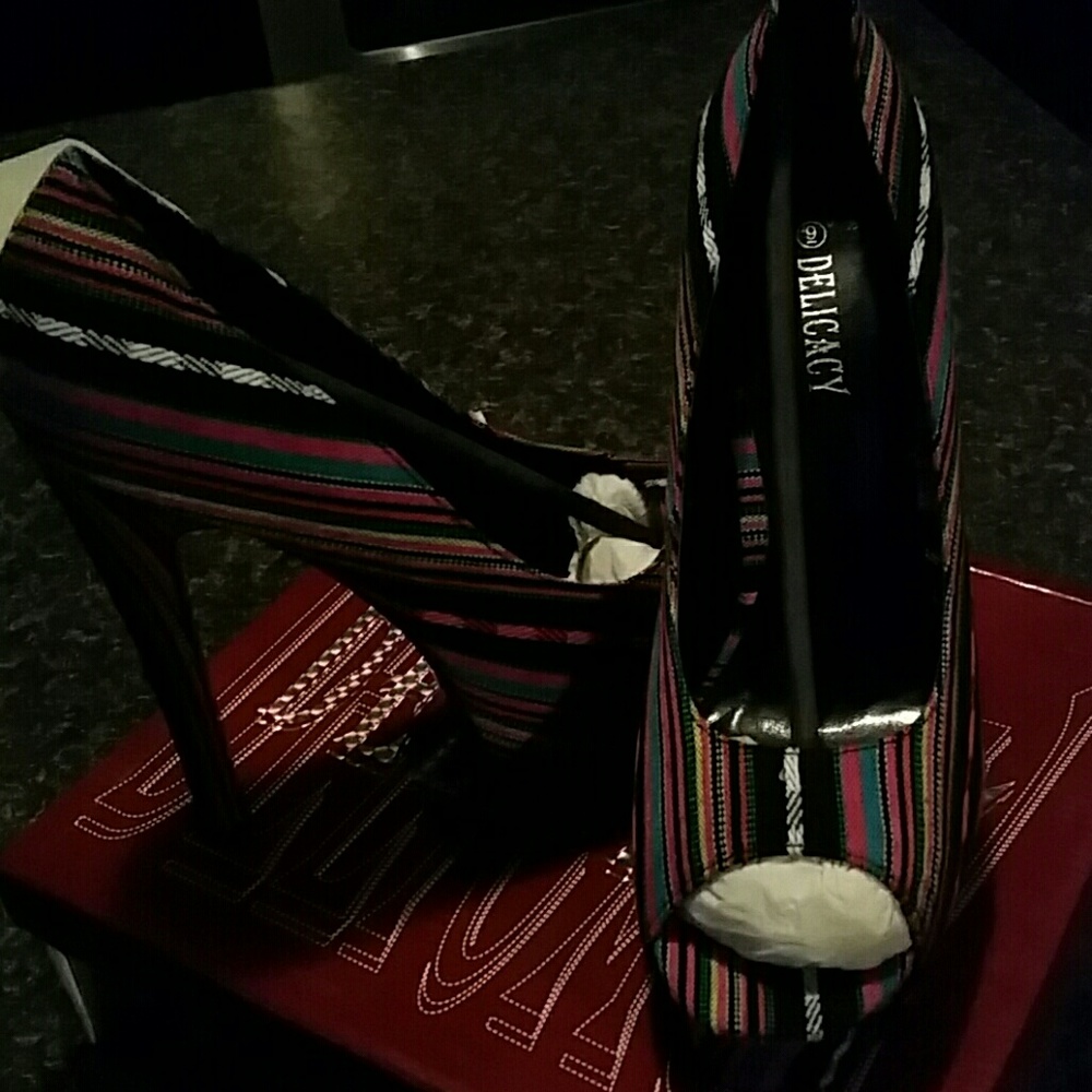 Peep toe pumps