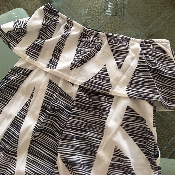 💋LAST ONE!!💋Off The Shoulder Patterned Romper - Picture 2 of 6