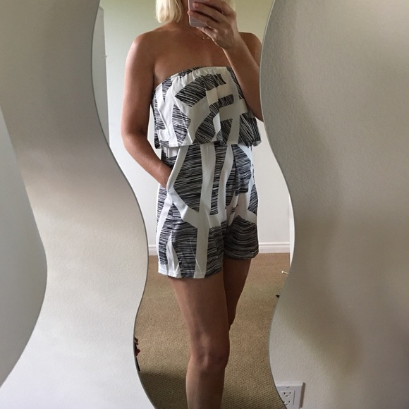 💋LAST ONE!!💋Off The Shoulder Patterned Romper - Picture 3 of 6