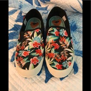 ❌LAST CHANCE❌Tropical style slip on shoes 🌴 🌺 🌊