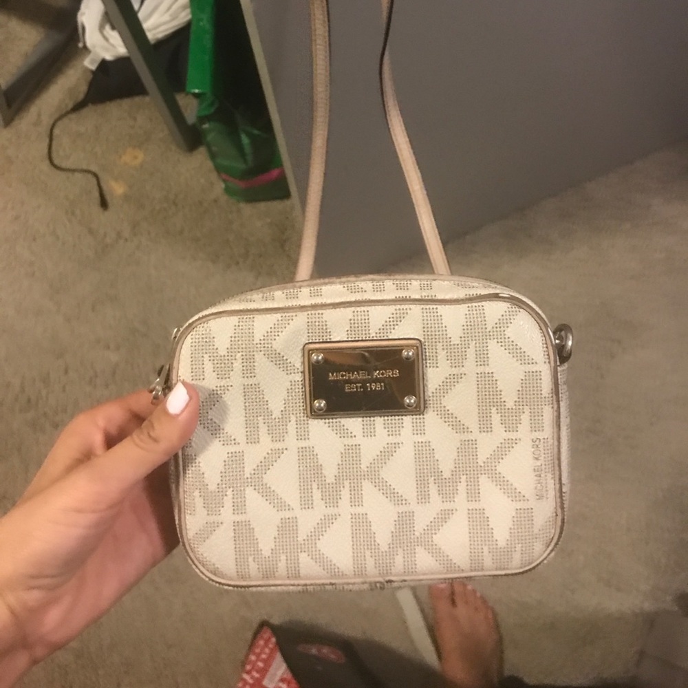 Michael Kors cross body purse! Great condition