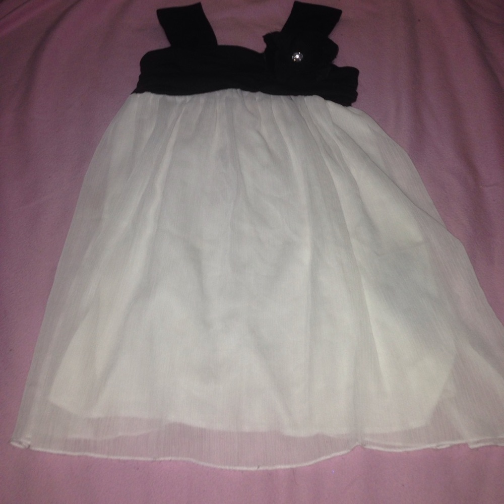 Black and Ivory flowy girls dress 👗