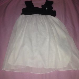 Black and Ivory flowy girls dress 👗