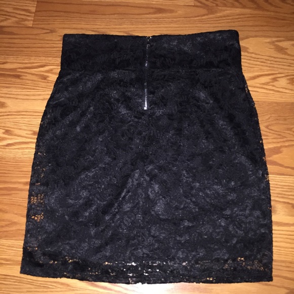 Black lace skirt - Picture 2 of 3