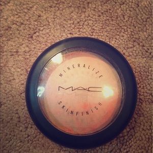MAC Mineralized skinfinish in Adored
