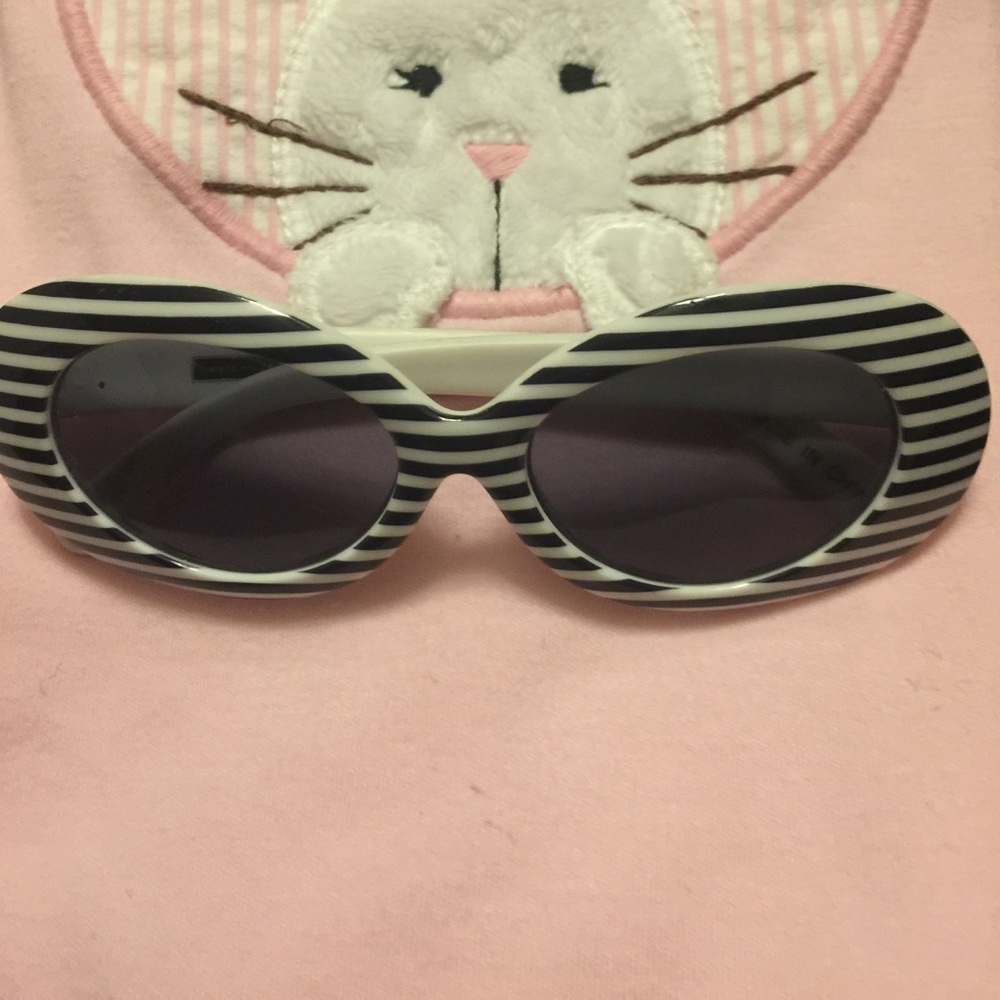 Girls Sun 👓 glasses with black and white stripes