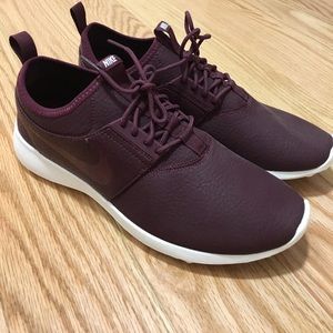 BRAND NEW Maroon Nike Sneakers 11