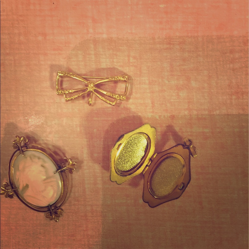Cold vintage pieces, bow pin, locket, cameo