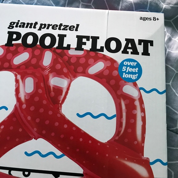 Giant Pretzel Pool Float - New in Box - Picture 3 of 4