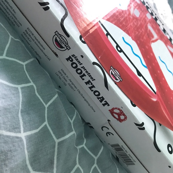 Giant Pretzel Pool Float - New in Box - Picture 4 of 4