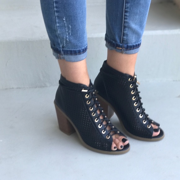 Perforated Lace Up Peep Toe Block Heel Gladiator - Picture 2 of 5