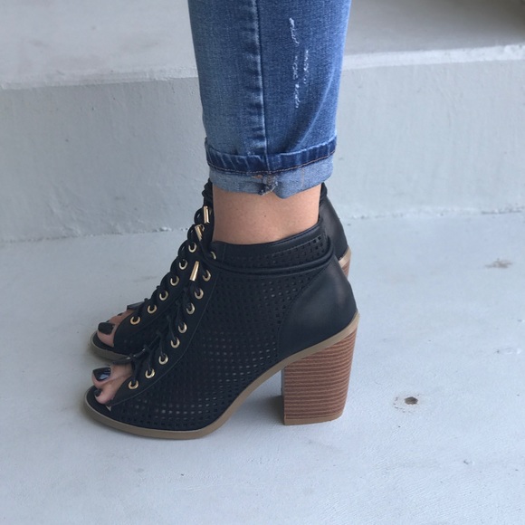 Perforated Lace Up Peep Toe Block Heel Gladiator - Picture 3 of 5