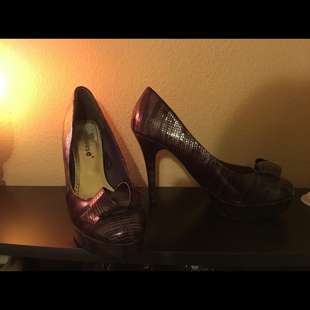 DOLLHOUSE size 7.5 Heels