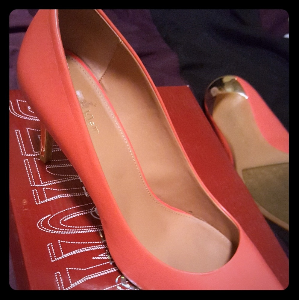 Super cute! Pointy peach and gold heels