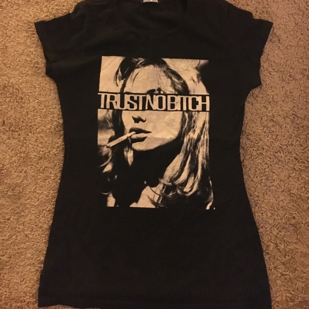 Dimepiece designs graphic 'trust no bitch' tee
