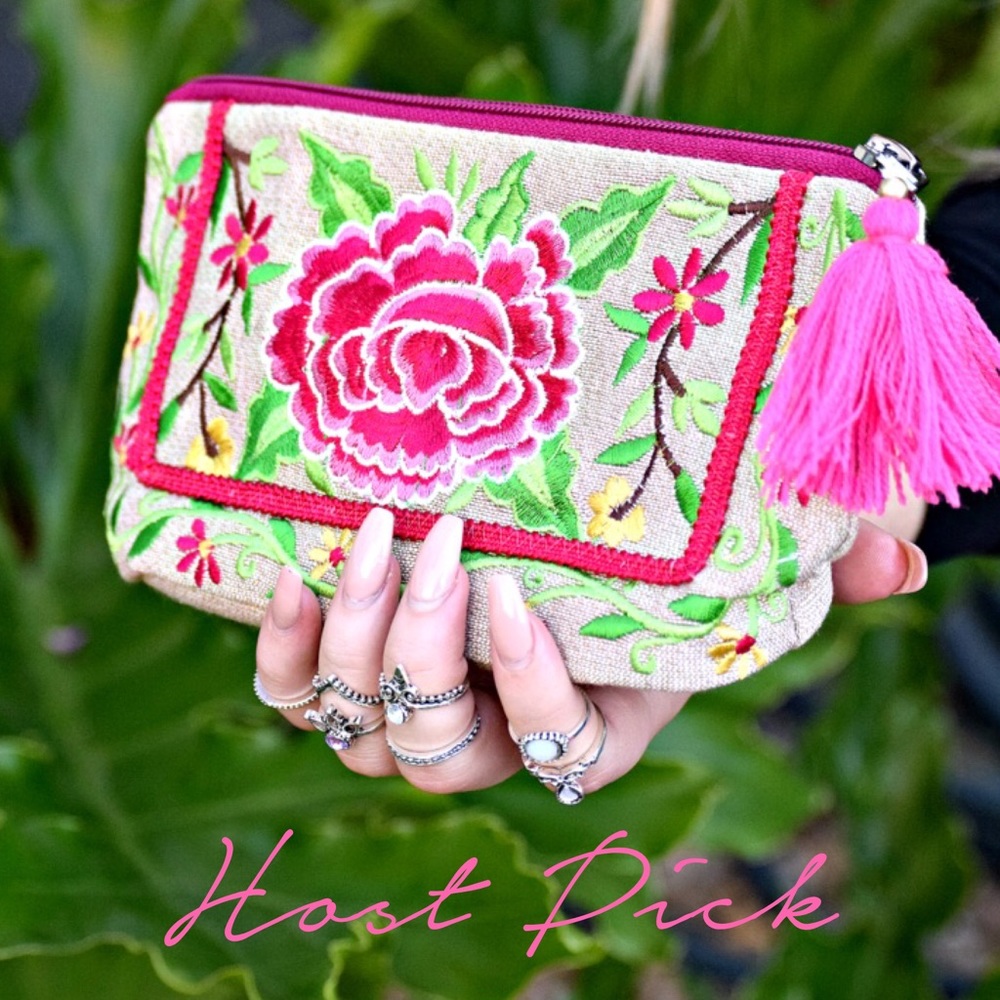 CLEAROUT⭐️HP⭐️ •Elia Embroidered Clutch•