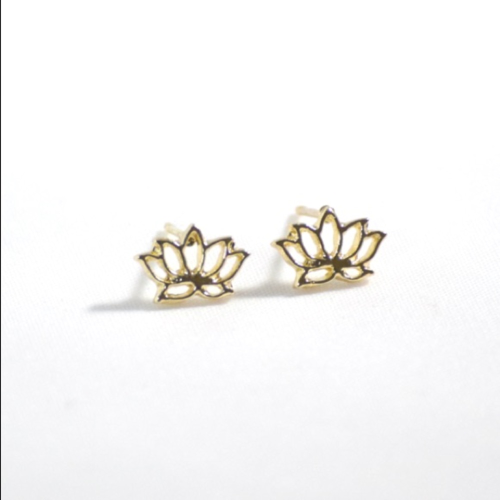 • 🌸 Dainty Minimalist Lotus Stud Earrings (NWT)•