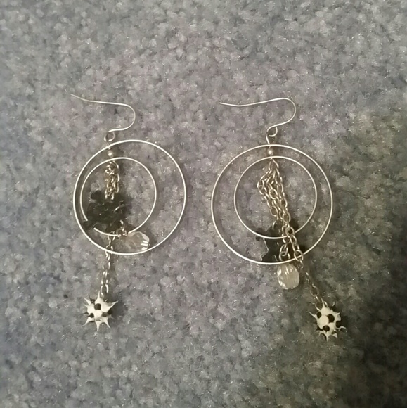 Dangly skull hoop earrings - Picture 3 of 3