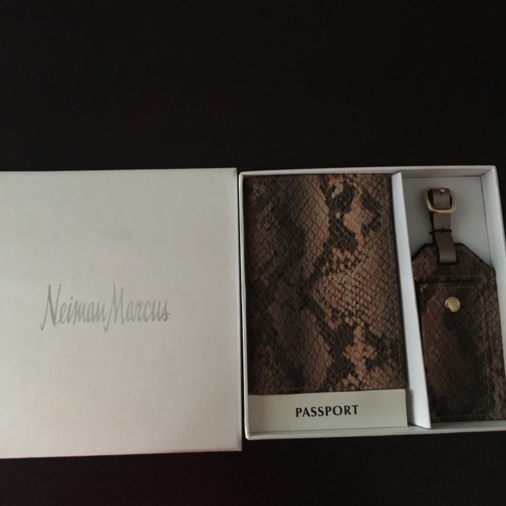 BNIB Neiman Marcus Passport & Luggage Tag Set 💕